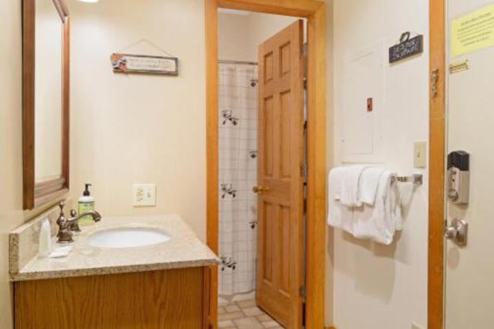 1 Bed 1 Bath Vacation Home In Newry - thumb 4