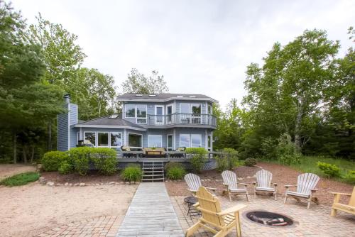 Lavish Charlevoix Home With Fire Pit On Lake Michigan - thumb 0
