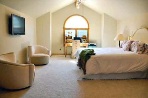 Lavish Charlevoix Home With Fire Pit On Lake Michigan - thumb 3