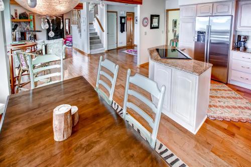 Lavish Charlevoix Home With Fire Pit On Lake Michigan - thumb 1