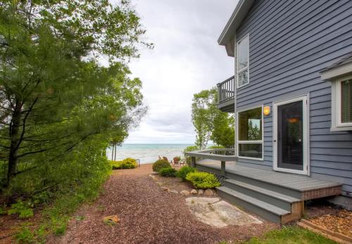 Lavish Charlevoix Home With Fire Pit On Lake Michigan - thumb 5
