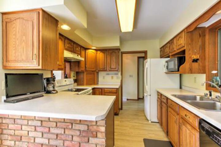 Lakefront Waupaca Home W / Pool Table Dock & Views! - thumb 5