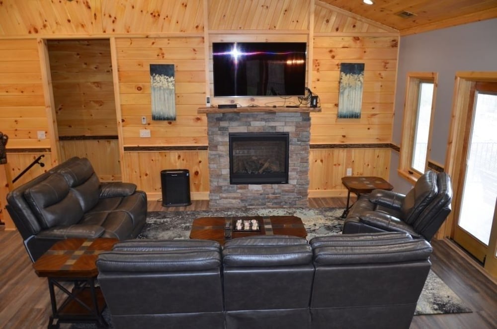 Nature Lovers Dream! Steps From Fishing Plus 140 Acres Of Hiking! 4 Bedroom Home - thumb 5