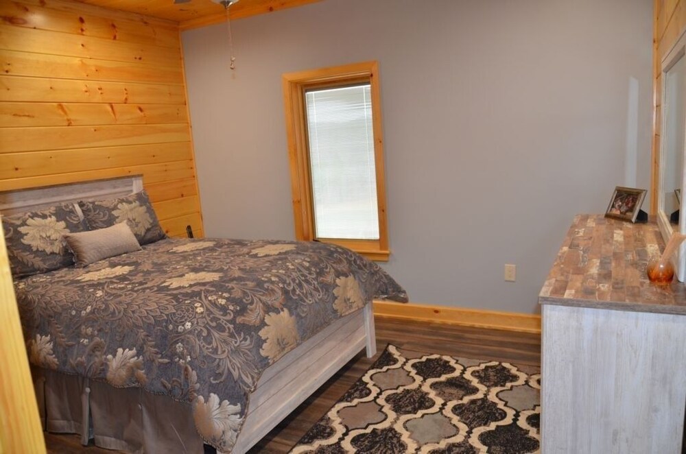 Nature Lovers Dream! Steps From Fishing Plus 140 Acres Of Hiking! 4 Bedroom Home - thumb 0