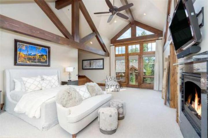 THE PINNACLE Game Room Hot Tub & Theater Perfect Ski Get A Way - thumb 0