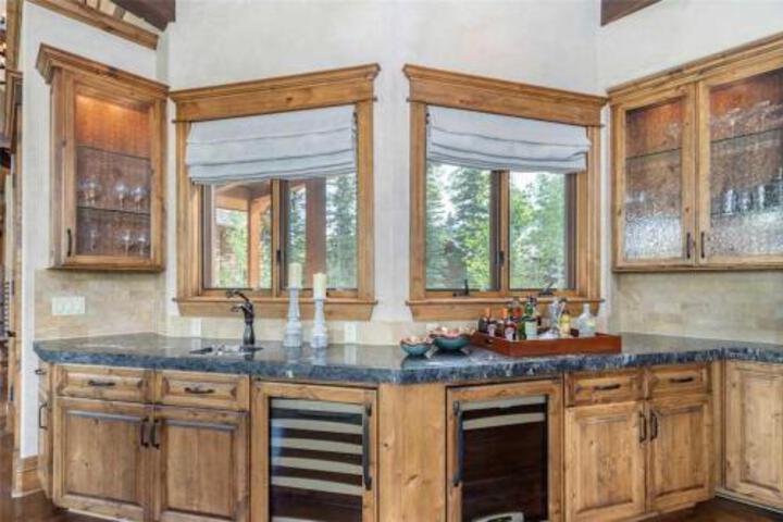 THE PINNACLE Game Room Hot Tub & Theater Perfect Ski Get A Way - thumb 1