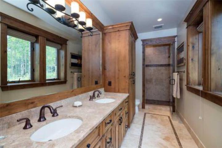 THE PINNACLE Game Room Hot Tub & Theater Perfect Ski Get A Way - thumb 3