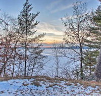 Waterfront Retreat on 2 Acres w / Deck  View - Accommodation Arizona