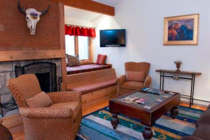 Larkspur Condominiums - thumb 3