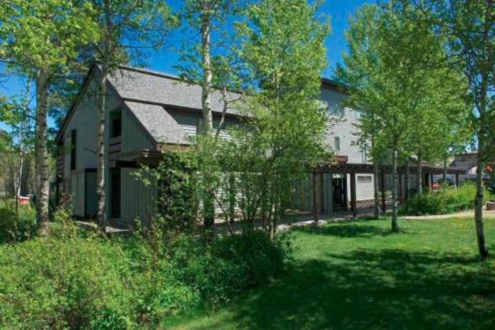 Larkspur Condominiums - thumb 2