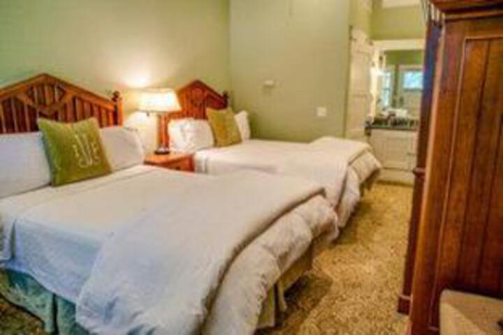 Village Inn & Pub - thumb 3