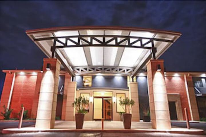 12 Oaks Hotel - thumb 0