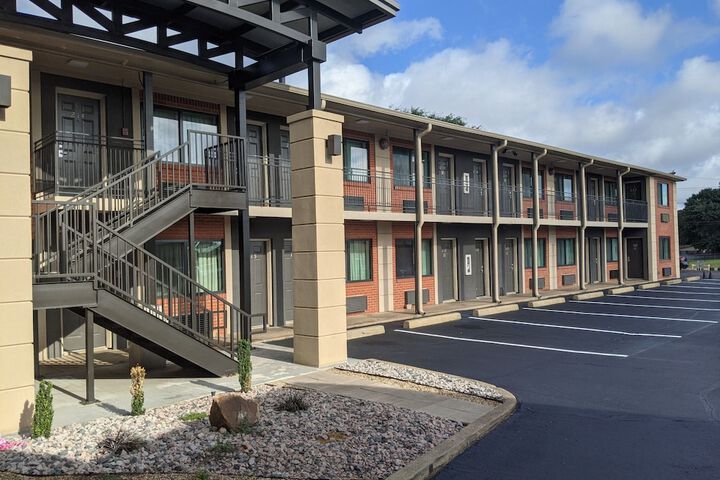 12 Oaks Hotel - thumb 2