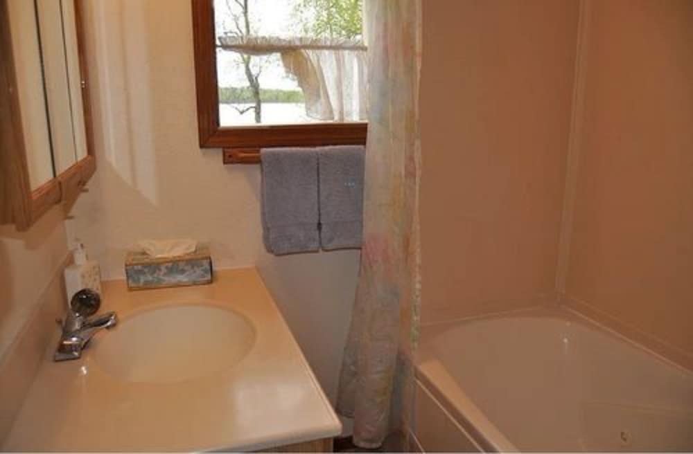 Daniels Lake Lodge B&B - thumb 2