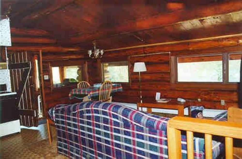 Daniels Lake Lodge B&B - thumb 1