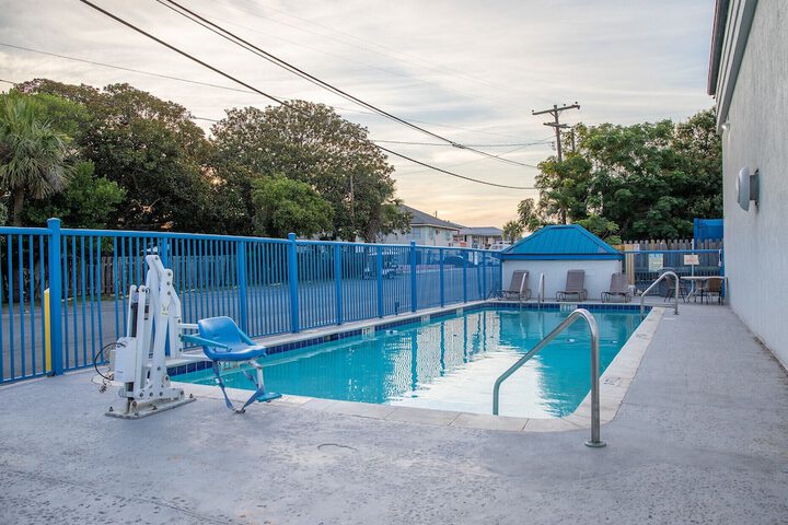 Sandcastle Inn - thumb 3