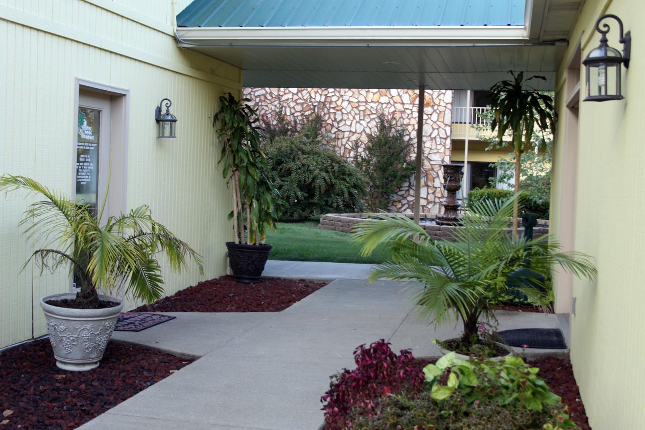 Golden Manor Inn & Suites - thumb 26
