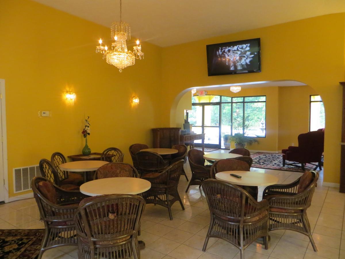 Golden Manor Inn & Suites - thumb 19