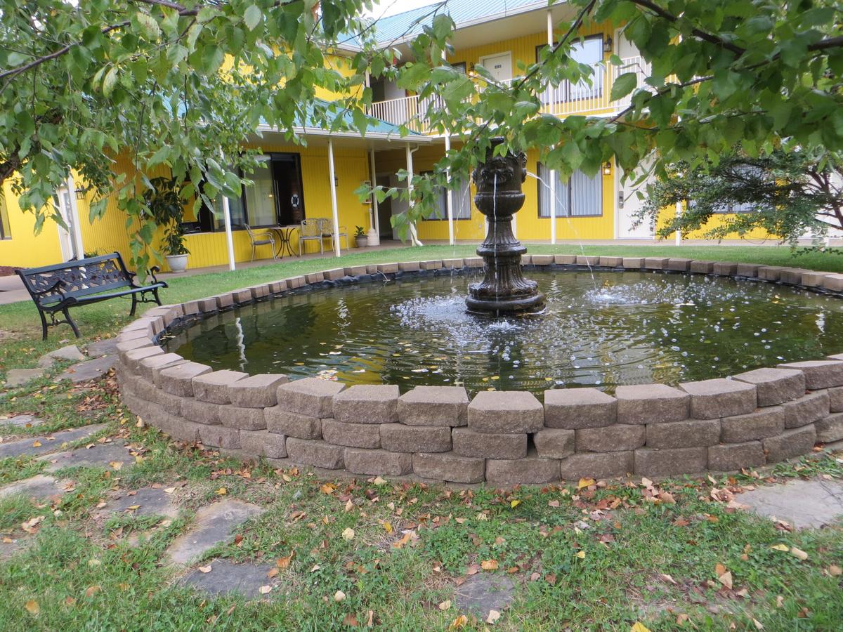 Golden Manor Inn & Suites - thumb 38