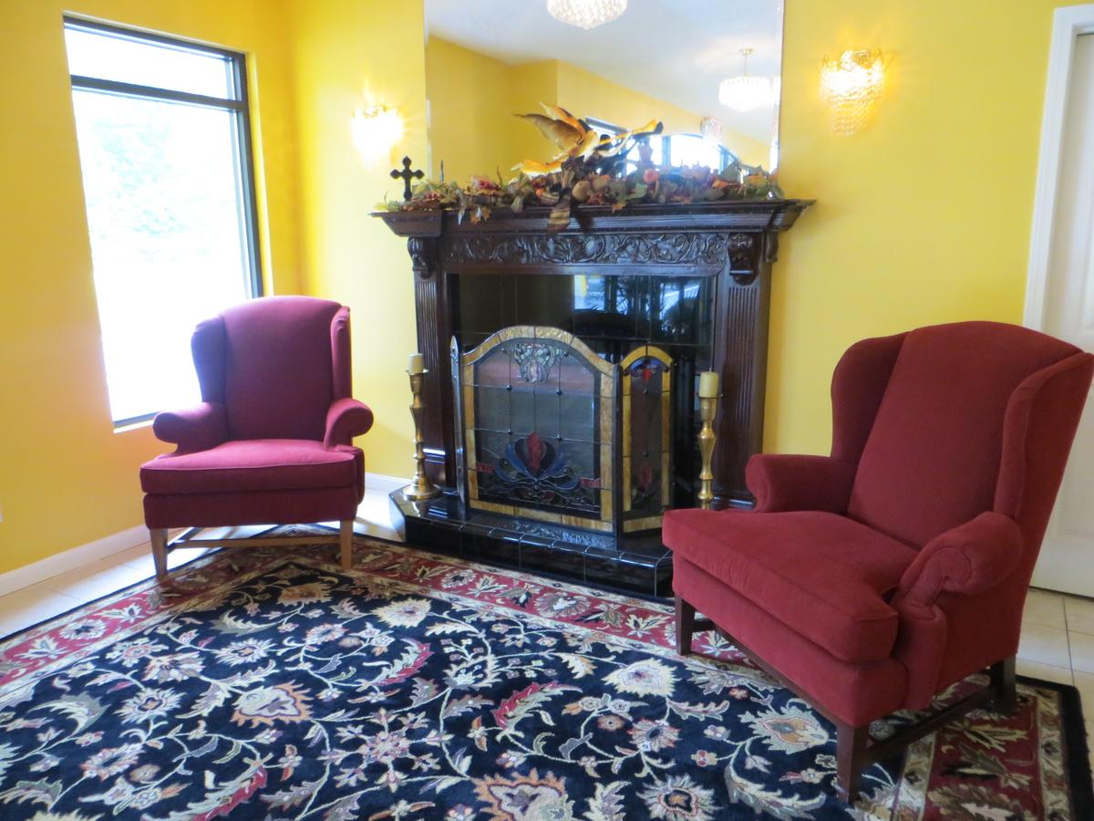 Golden Manor Inn & Suites - thumb 13