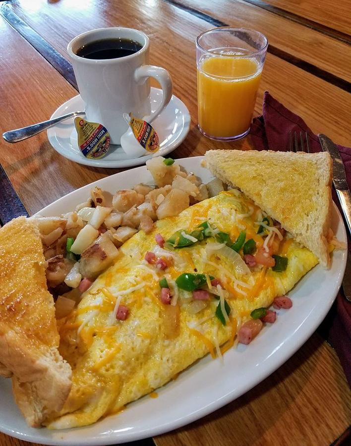 Golden Manor Inn & Suites - thumb 4