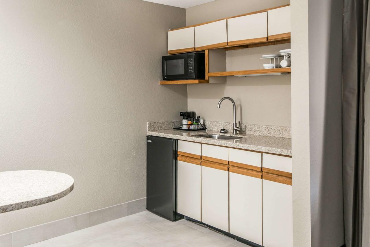 Quality Inn & Suites Near White Sands National Monument - thumb 11