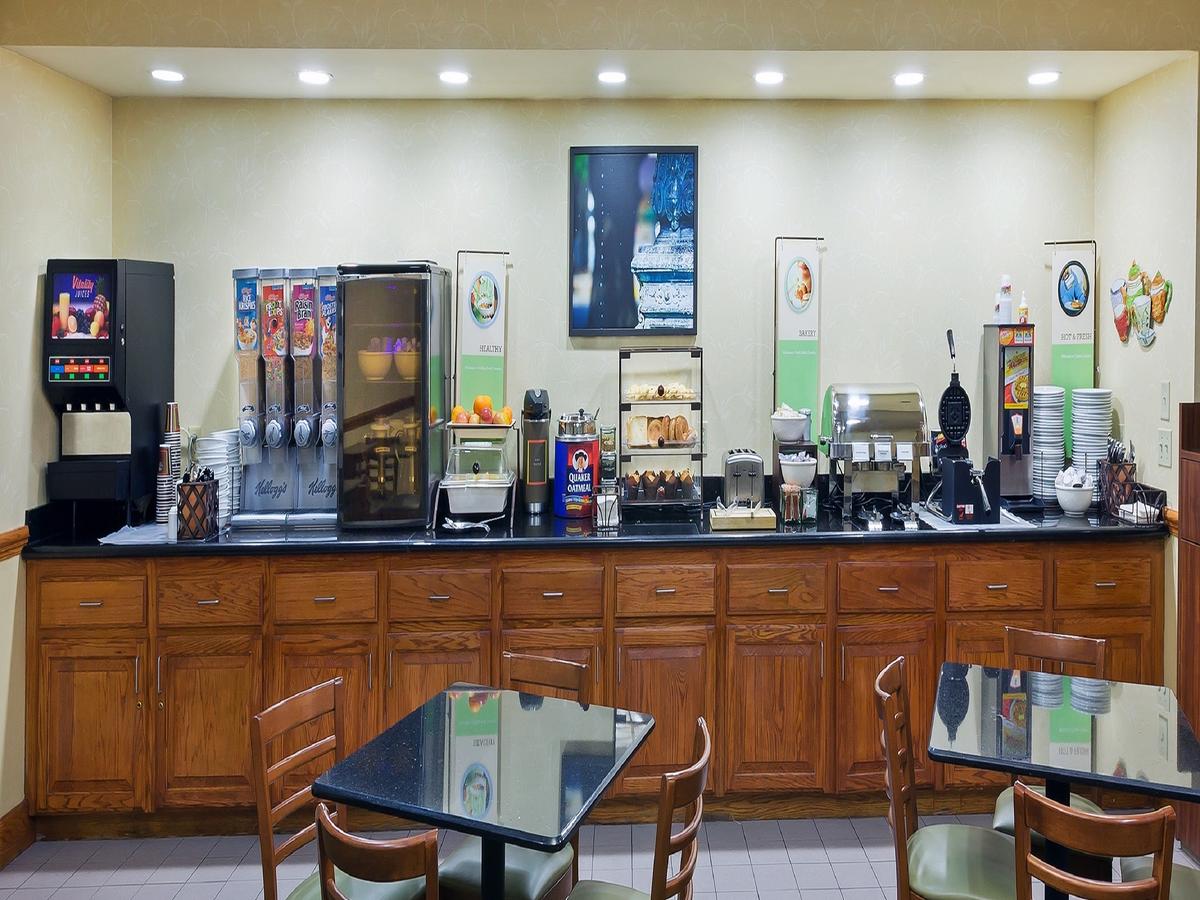 Country Inn & Suites By Radisson, Oklahoma City At Northwest Expressway, OK - thumb 4