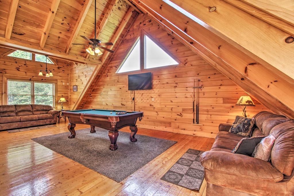 'Boogie Bear' Sevierville Cabin With Deck & Jacuzzi! - thumb 2
