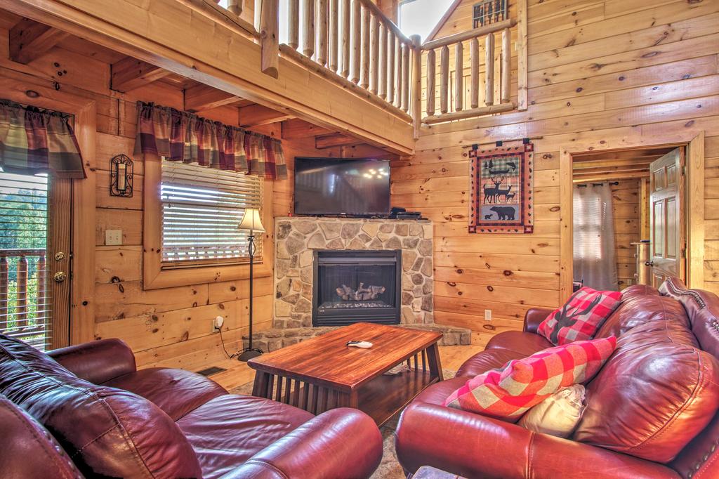 'Boogie Bear' Sevierville Cabin With Deck & Jacuzzi! - thumb 3
