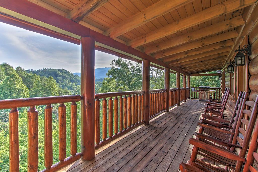 'Boogie Bear' Sevierville Cabin With Deck & Jacuzzi! - thumb 0