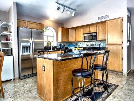 Comfy CalKing Bed! 5 Minutes From Anywhere! Pool. - thumb 1