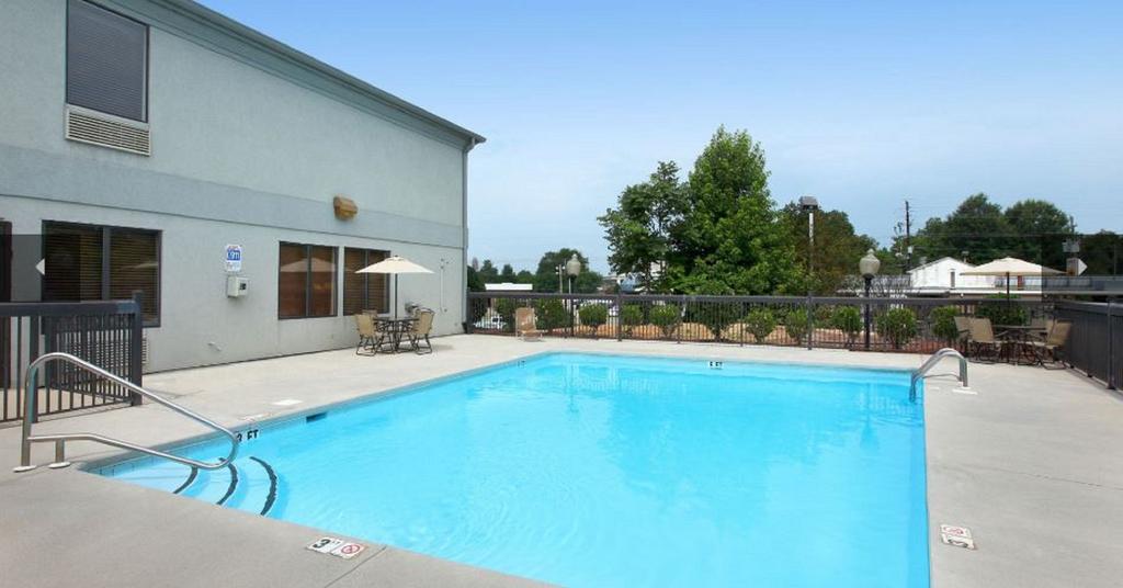 Days Inn By Wyndham Louisburg - thumb 1