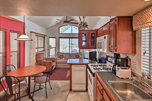 Lakefront Cabin - Walk To London Bridge Beach!
