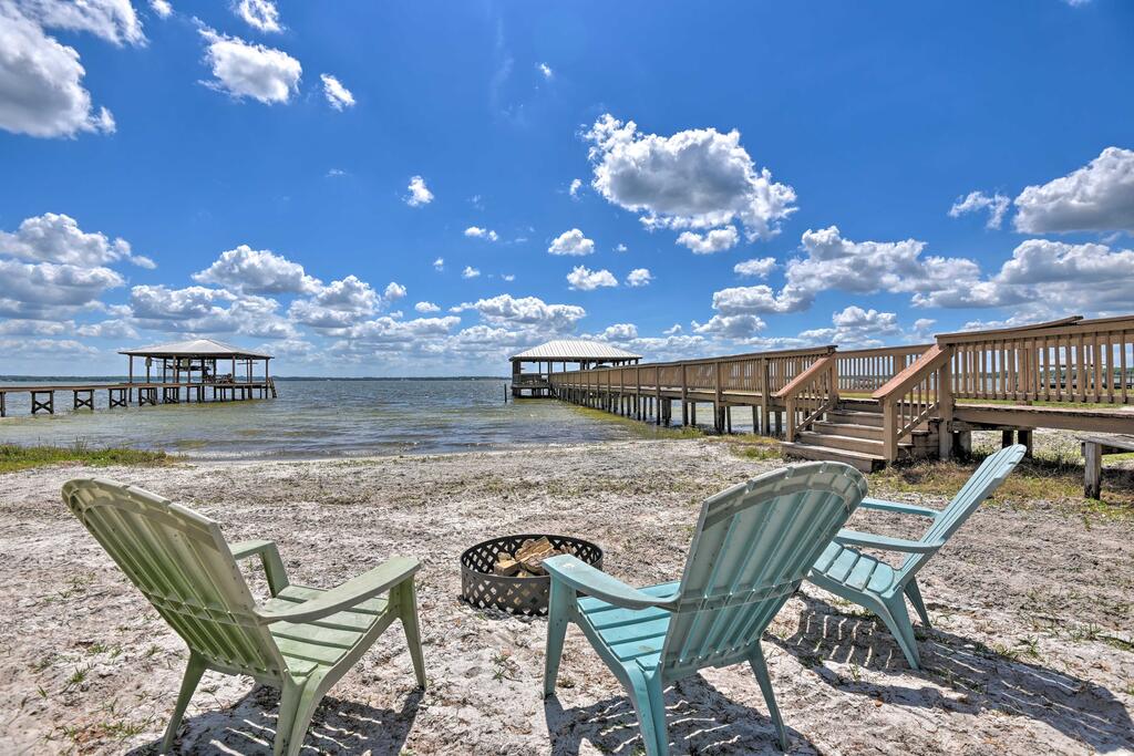 Luxe Lake Weir Beach Retreat With Private Dock - thumb 0