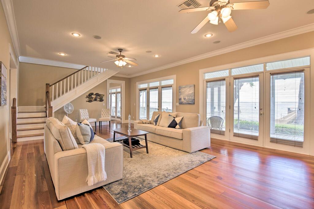 Luxe Lake Weir Beach Retreat With Private Dock - thumb 3