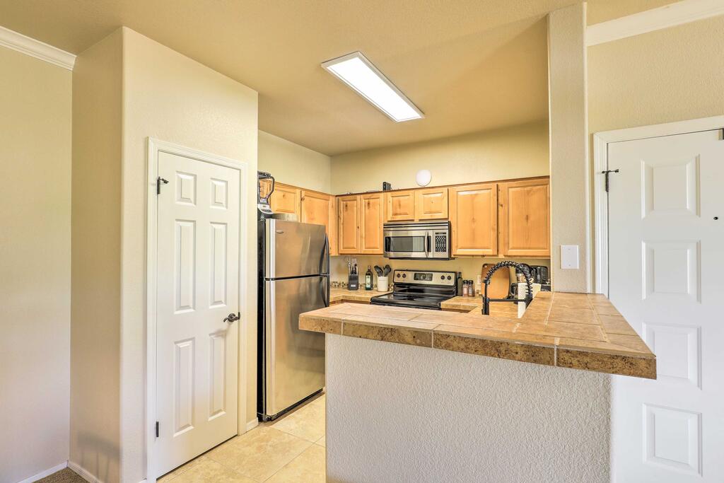Tucson Condo W/ Pool:  1 Mi To Sabino Canyon!