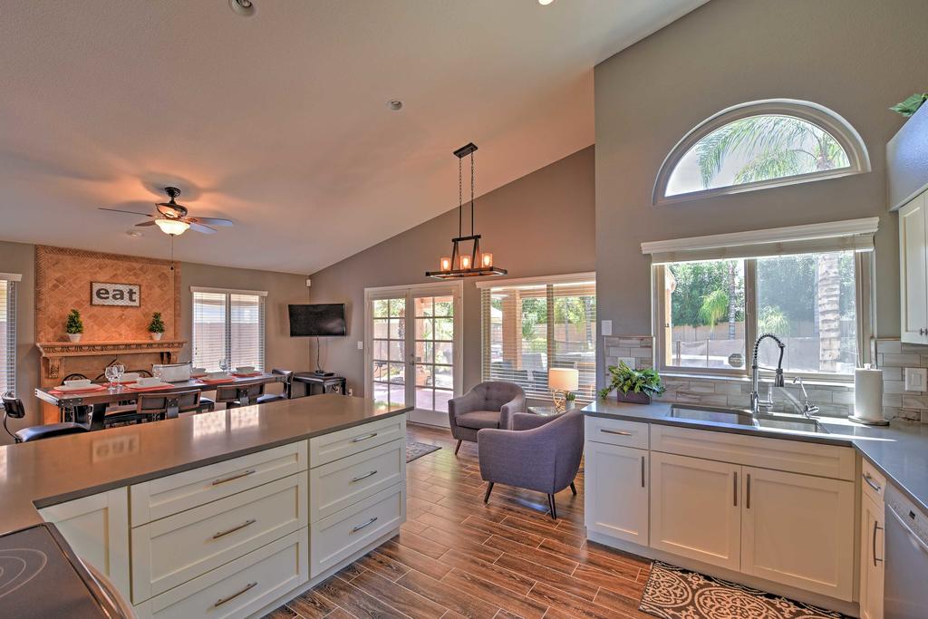 Upscale Tempe Abode With Heated Saltwater Pool And BBQ - thumb 2