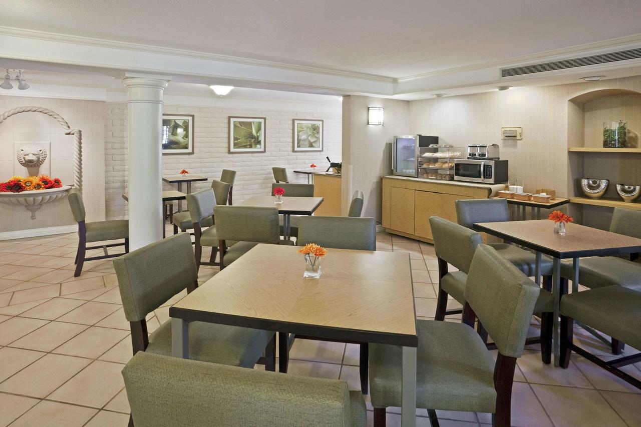 La Quinta Inn By Wyndham Phoenix Sky Harbor Airport - thumb 20