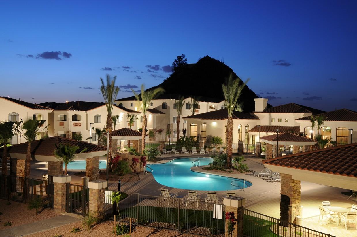 Stunning 2 Bedroom Apt 10 Min To Airport - thumb 2