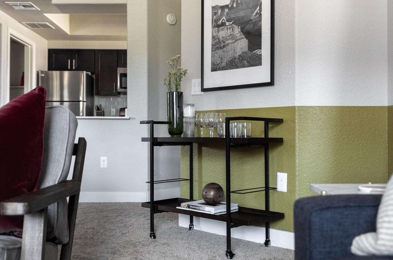 Stunning 2 Bedroom Apt 10 Min To Airport - thumb 10