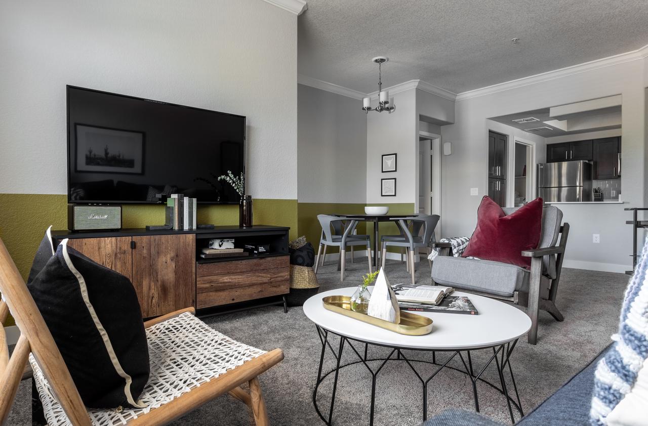 Stunning 2 Bedroom Apt 10 Min To Airport - thumb 19