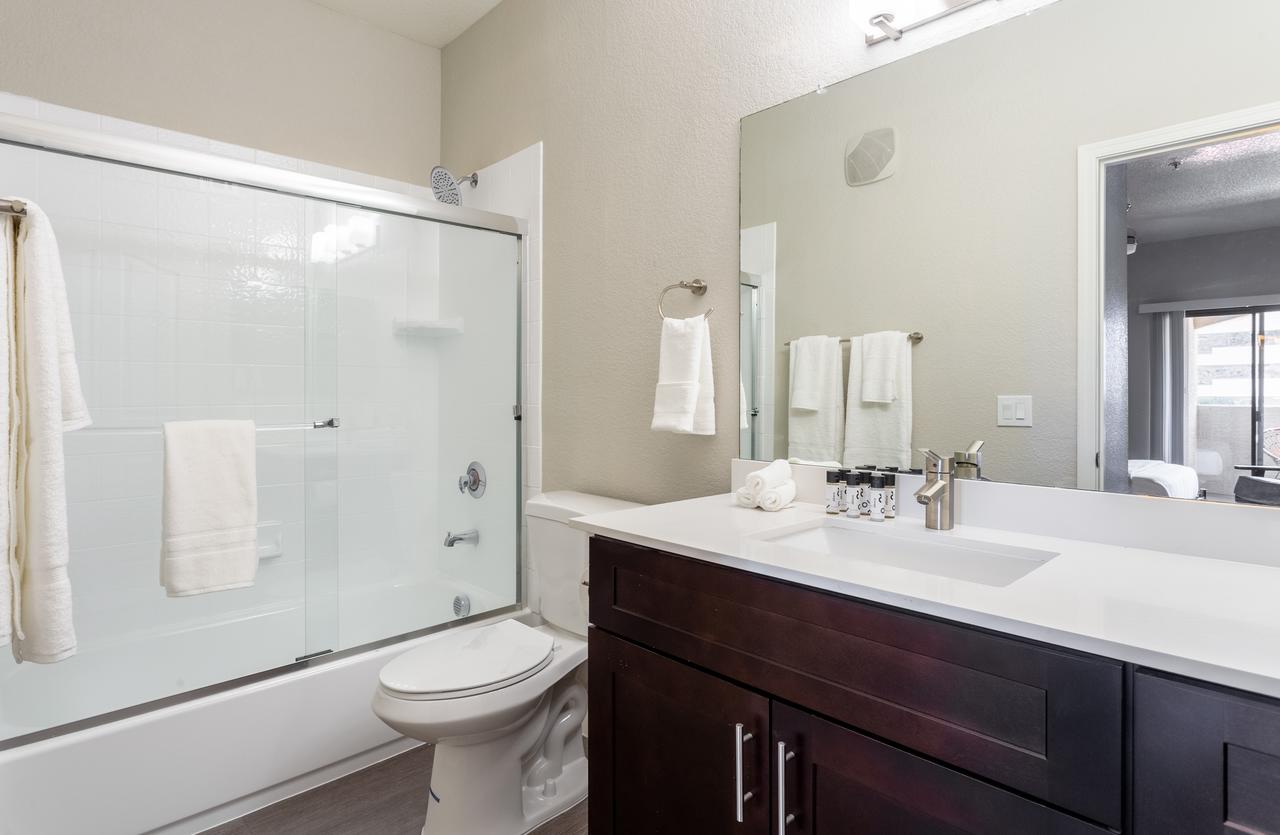 Stunning 2 Bedroom Apt 10 Min To Airport - thumb 14