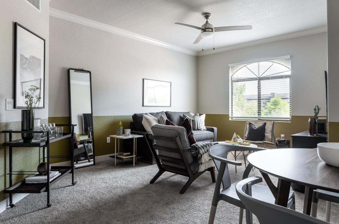 Stunning 2 Bedroom Apt 10 Min To Airport - thumb 24