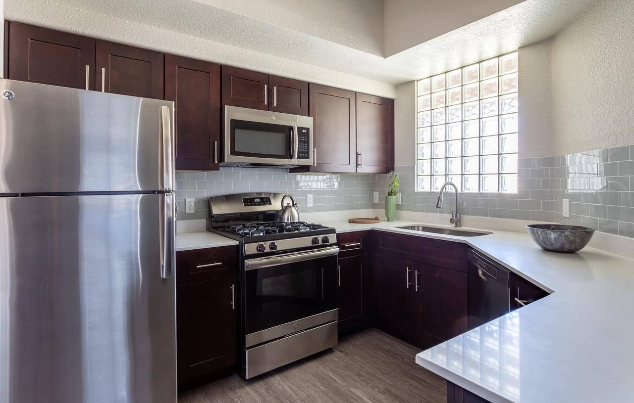 Stunning 2 Bedroom Apt 10 Min To Airport - thumb 21