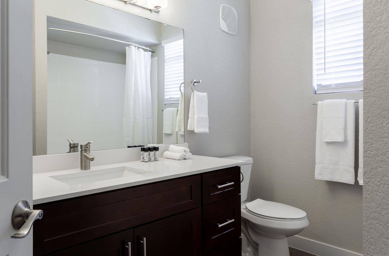 Stunning 2 Bedroom Apt 10 Min To Airport - thumb 9