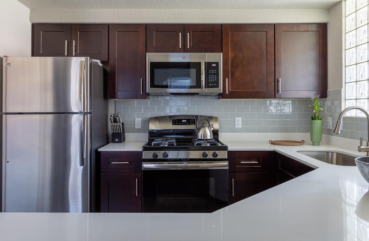 Stunning 2 Bedroom Apt 10 Min To Airport - thumb 23