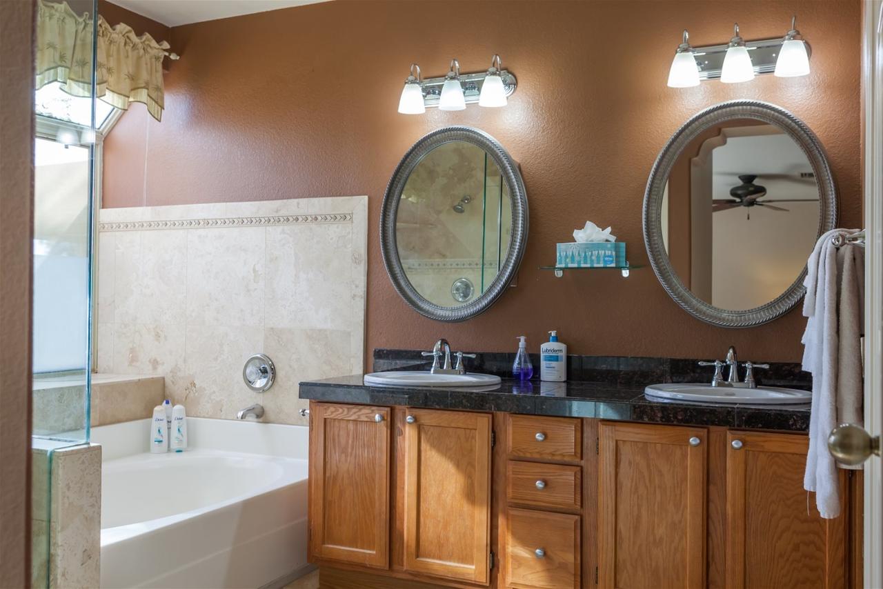 4 BR Ocotillo Home, Billiards, Golf & Lake Views - thumb 17