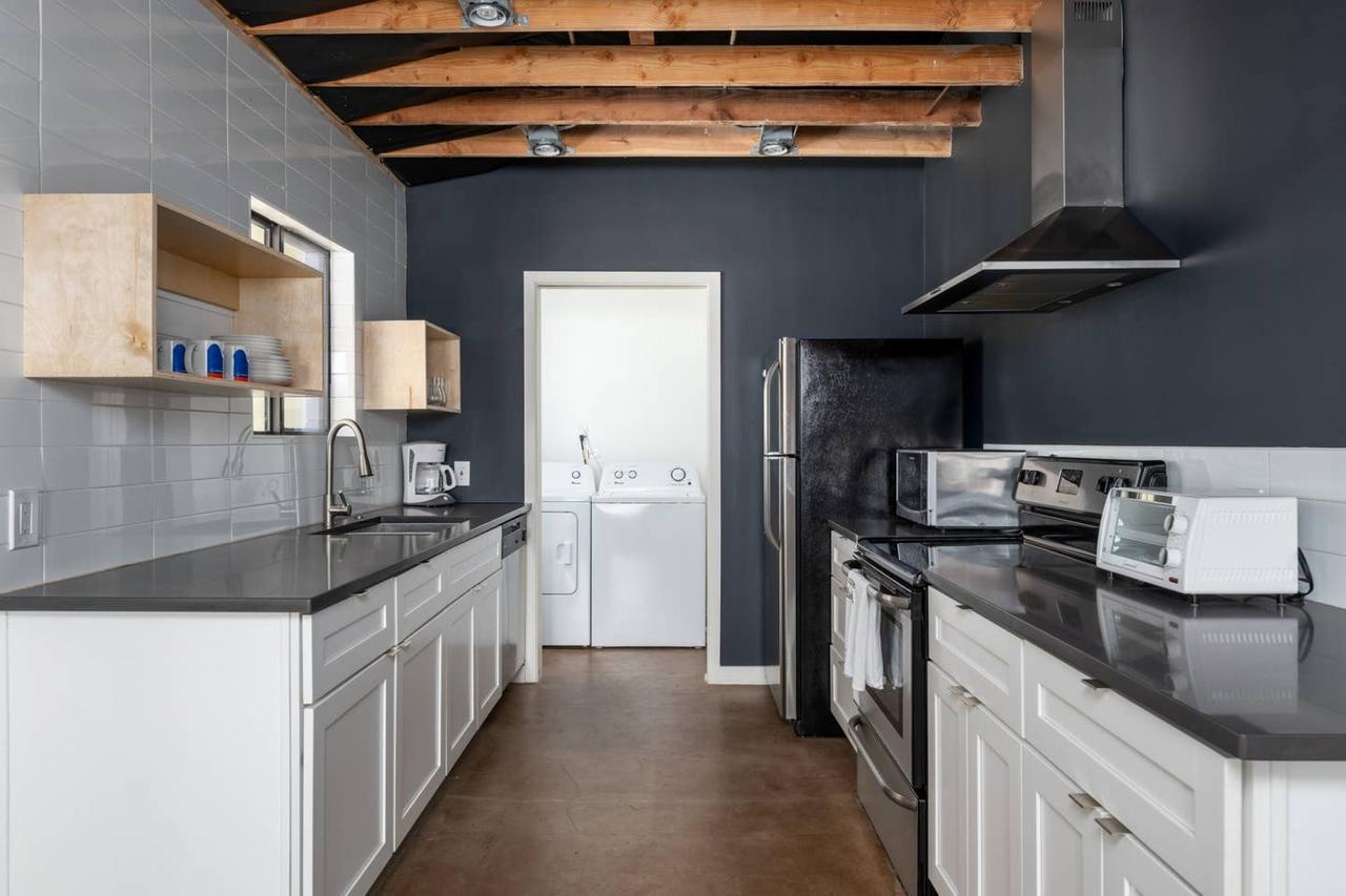 Chic 2BR Townhome In Central Phx By WanderJaunt - thumb 4