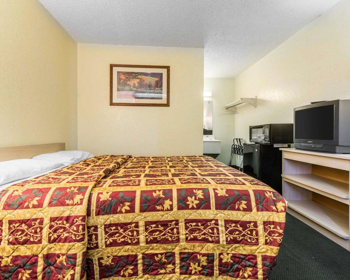 Rodeway Inn Pueblo - thumb 10